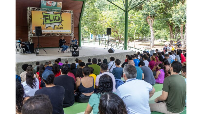 Público acompanha a FLiQ no Parque das Dunas