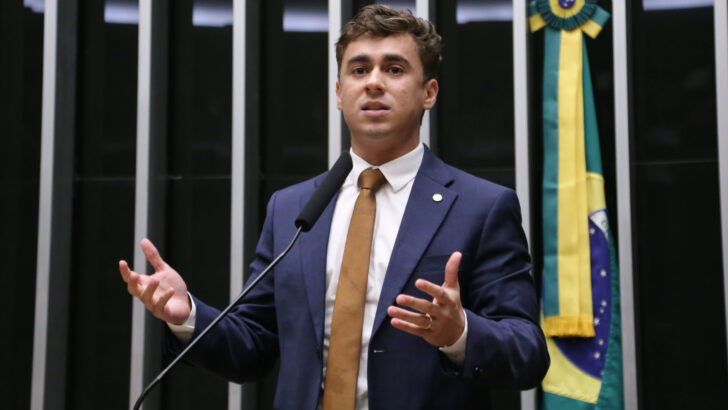 Deputado Nikolas Ferreira fala ao microfone na Câmara dos Deputados