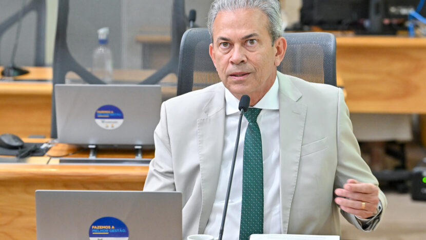 Deputado estadual Hermano Morais fala ao microfone em sua bancada no plenário da Assembleia Legislativa