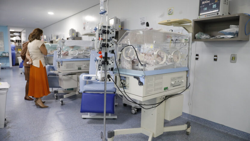 Incubadoras e monitores na unidade neonatal do Hospital Maria Alice Fernandes
