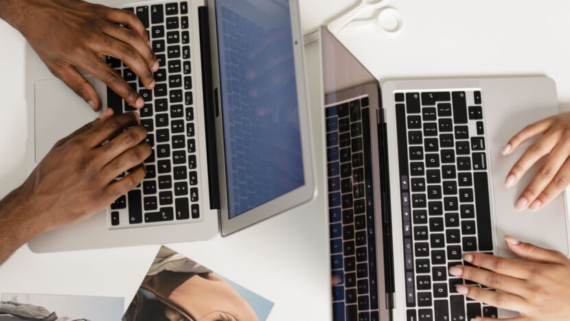 Pessoas digitando em laptops