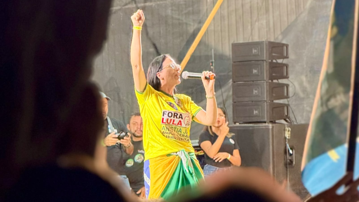 Camila Araújo (PL) participou de carreata que reuniu mais de uma centena de veículos e percorreu bairros da Zona Norte de Natal neste domingo 20. - Foto: divulgação