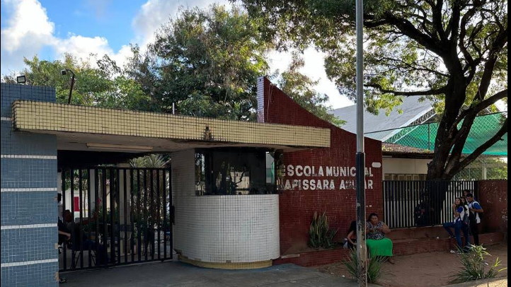 Escola Municipal Iapissara Aguiar, no bairro Potengi, está há quase dois meses sem aulas por causa de um problema no fornecimento de energia - Foto: Google streat view