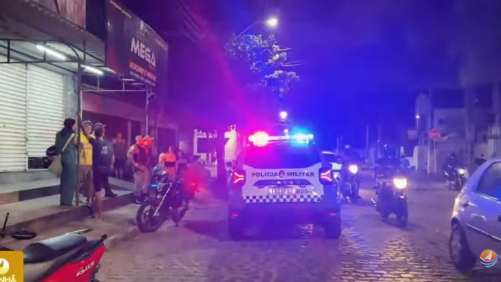Policiais isolaram a loja de peças de moto onde Robertin, de 20 anos, foi morto a tiros no bairro Pitimbu, em Natal - Foto: Reprodução/ TV Ponta Negra