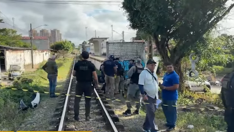 Policiais militares isolaram a área onde o corpo da mulher foi encontrado, perto da estação de trem do Bom Pastor, na Zona Oeste de Natal.