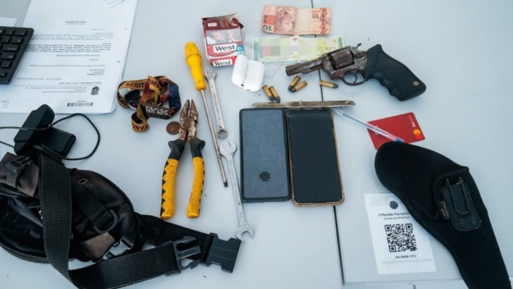 Policiais do 3º BPM apreenderam revólver, celulares, ferramentas e outros objetos após uma tentativa de roubo contra um motociclista na região de Pium, em Parnamirim. - Foto: PMRN