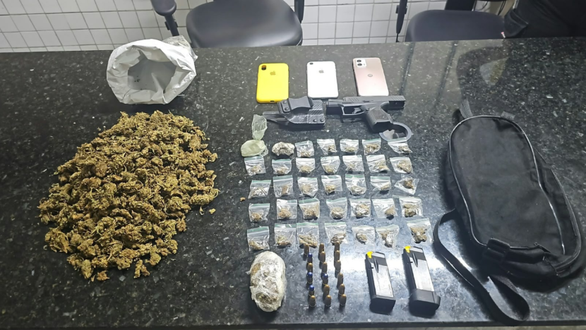 Pistola calibre 9 mm, dois carregadores, 18 munições e porções de substâncias análogas à maconha e à cocaína foram apreendidos durante ação do 4º BPM em condomínio de Natal. - Foto: PMRN