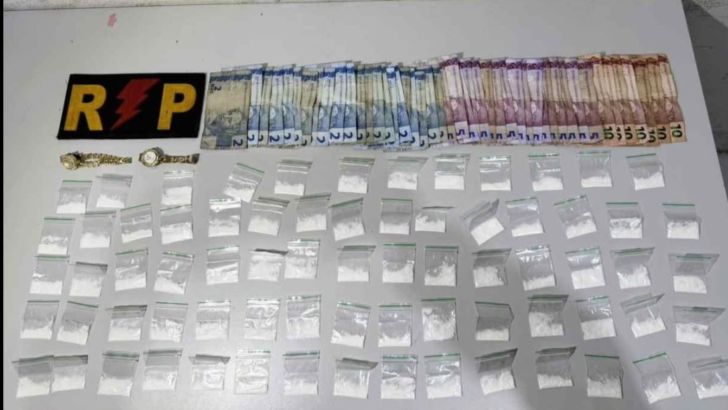 Policiais do 4º BPM apreenderam 72 porções de substância semelhante à cocaína, R$ 200, sacos ziplock vazios e dois relógios durante ocorrência em Lagoa Azul. - Foto: PMRN