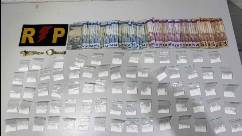 Policiais do 4º BPM apreenderam 72 porções de substância semelhante à cocaína, R$ 200, sacos ziplock vazios e dois relógios durante ocorrência em Lagoa Azul. - Foto: PMRN