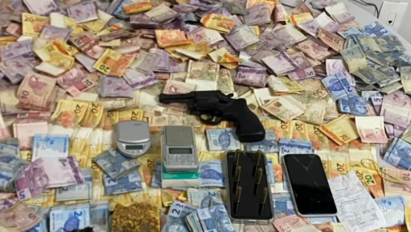 Polícia Civil encontrou arma, drogas, munições e dinheiro em um compartimento escondido na parede de uma residência em Mossoró.