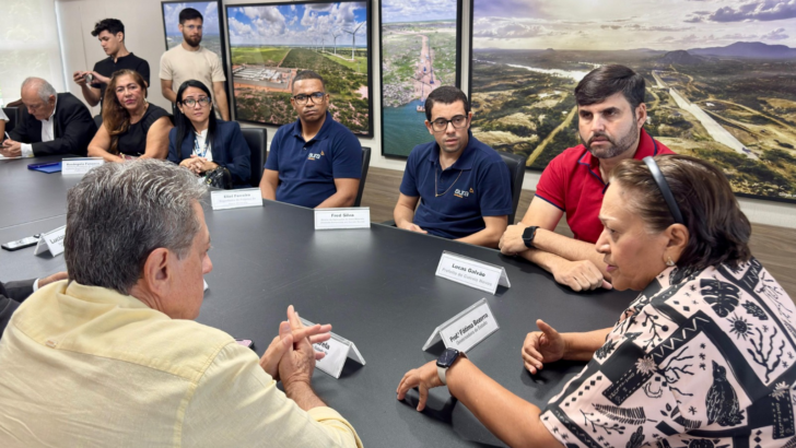 Governadora Fátima Bezerra, representantes da Caern, da Aura Minerals e da Prefeitura de Currais Novos discutiram projeto que prevê investimento de R$ 50 milhões para ampliar o saneamento básico do município. - Foto: Heros Lucena / Assecom