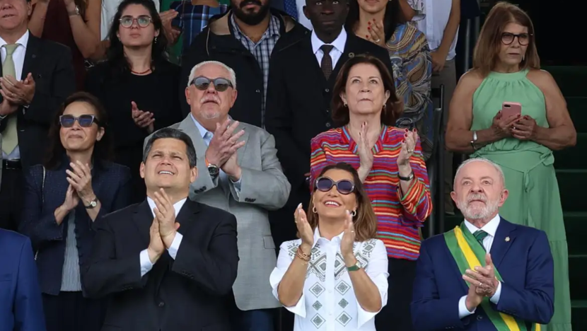 Na tribuna de autoridades figuram o presidente Luiz Inácio Lula da Silva, o vice-presidente Geraldo Alckmin, o presidente da Câmara dos Deputados, Hugo Motta, o presidente do Senado Federal, Davi Alcolumbre, e o presidente do Supremo Tribunal Federal (STF), Edson Fachin. - Foto: Lula Marques/Agência Brasil