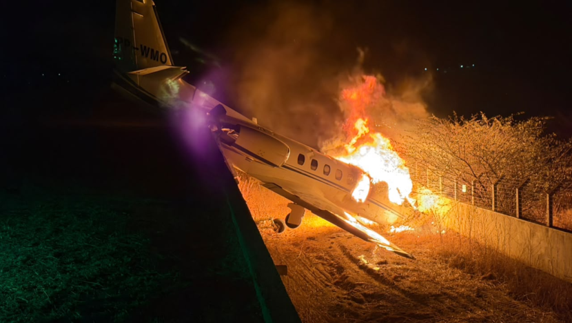 Bombeiros encontraram as duas turbinas da aeronave de matrícula PP-WMO em chamas e atuaram por aproximadamente cinco horas no combate ao incêndio - Foto: CBMRN