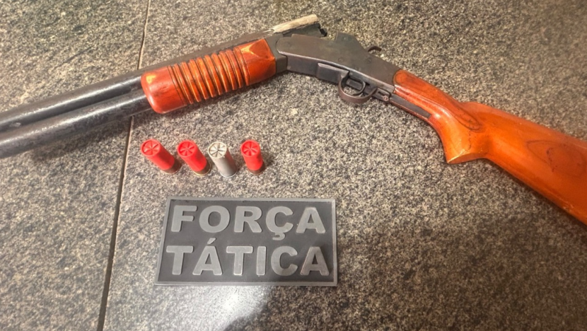 Espingarda calibre 12 e munições foram apreendidas pela Força Tática do 10º BPM durante ocorrência no bairro Parati 2000, em Assú. - Foto: PMRN