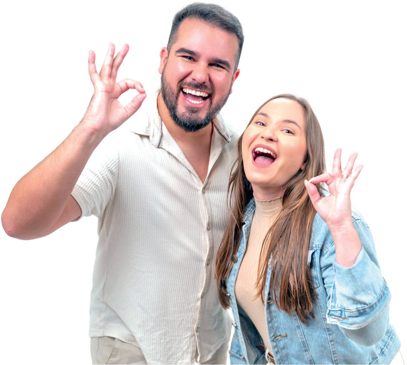Arthur Alves e Valeska Nascimento, do perfil Indo Comer, sorriem juntos