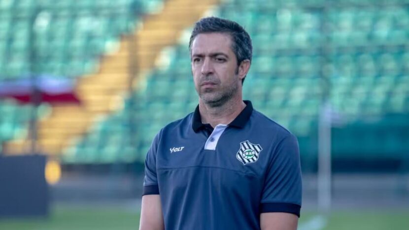 João Burse à beira do campo usando camisa do Figueirense