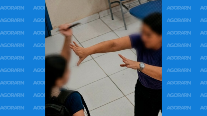 Adolescente segura uma faca diante de uma professora dentro de uma escola