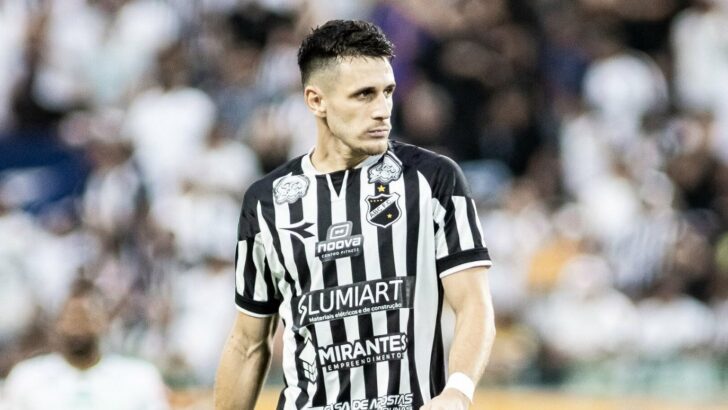 Luiz Fernando com a camisa do ABC em campo