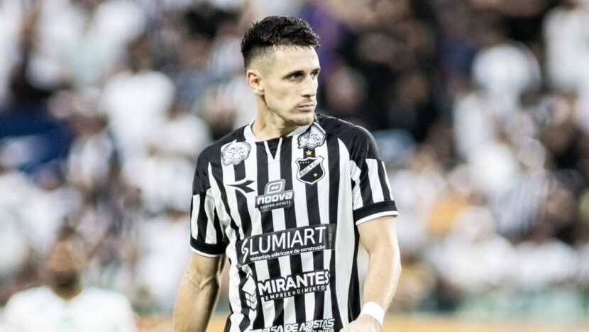 Luiz Fernando com a camisa do ABC em campo