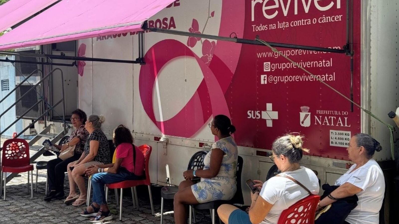 Unidade móvel de mamografia em atendimento