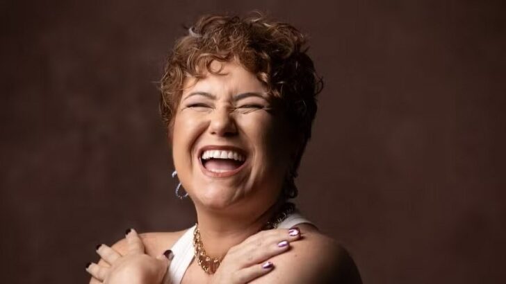 Cantora Maria Rita sorri em fotografia de divulgação