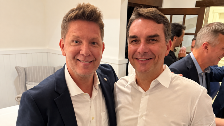 Mário Frias e Flávio Bolsonaro posam juntos em evento