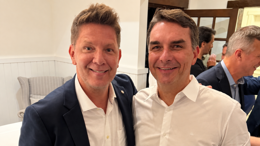 Mário Frias e Flávio Bolsonaro posam juntos em evento