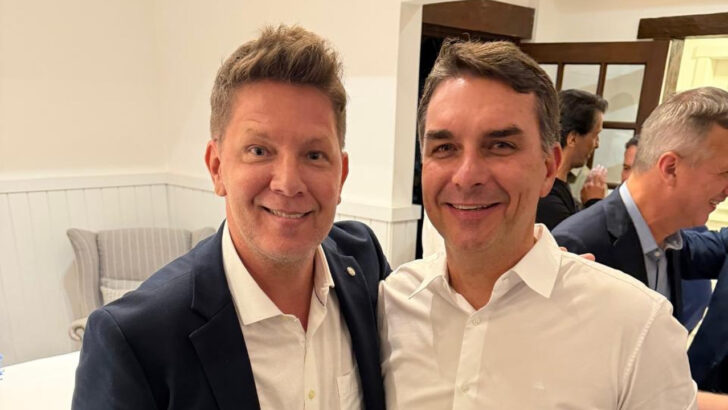 Deputado Mario Frias e o senador Flávio Bolsonaro lado a lado em evento