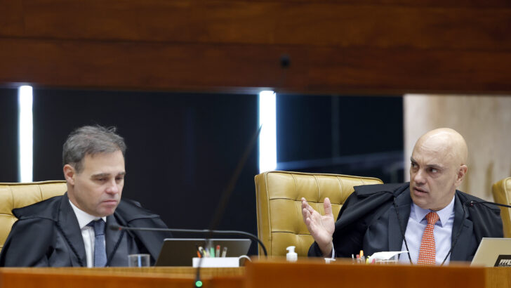 André Mendonça e Alexandre de Moraes durante sessão do Supremo Tribunal Federal
