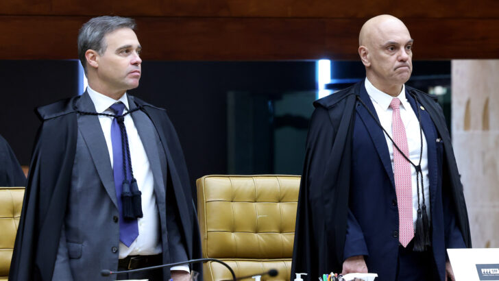 Ministros André Mendonça e Alexandre de Moraes em pé durante sessão do STF
