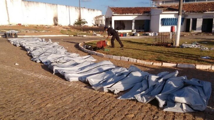Corpos cobertos e dispostos no chão em área interna do complexo prisional após o Massacre de Alcaçuz