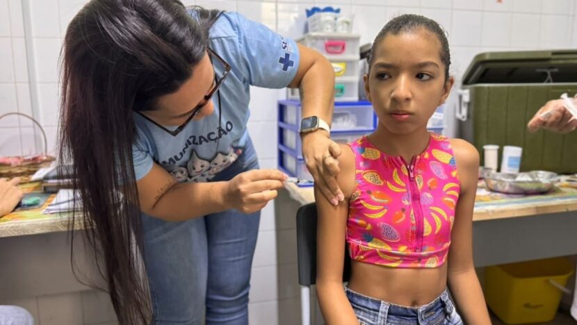 Profissional de saúde aplica vacina durante campanha de multivacinação em Natal
