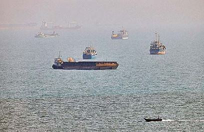 Navios cargueiros atracados em rota marítima no Estreito de Ormuz