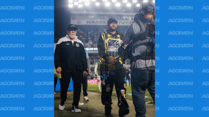 Neymar nas tribunas da Vila Belmiro durante partida do Santos