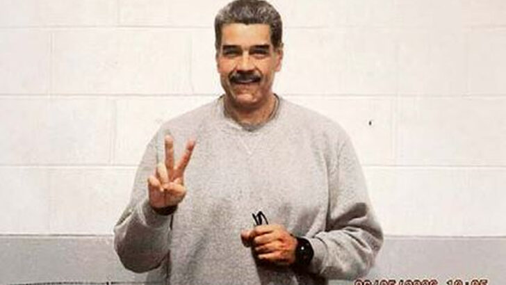 Nicolás Maduro, de moletom cinza, faz sinal de V diante de uma parede branca em imagem com data e hora sobrepostas