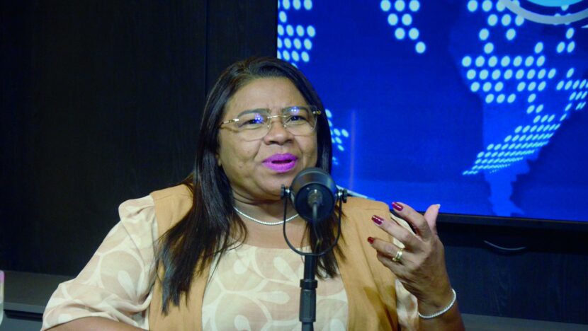 Prefeita de Parnamirim Nilda Cruz durante entrevista