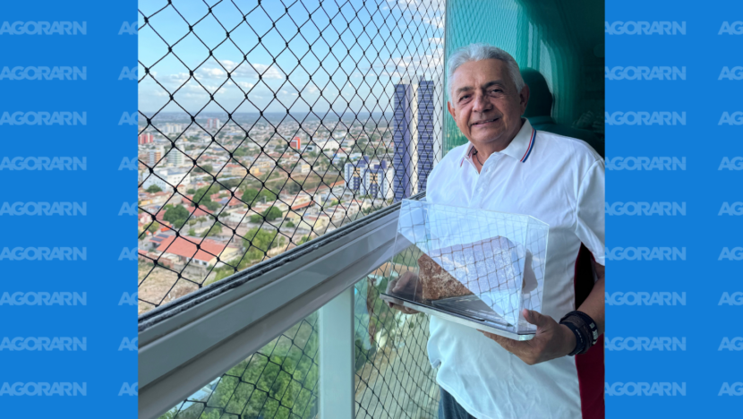 Dr. Leonardo Nogueira segura objeto em uma caixa transparente enquanto posa para foto