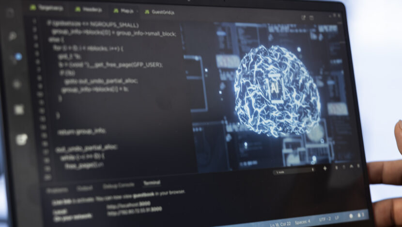 Tela de laptop exibindo código de programação e uma representação visual de inteligência artificial