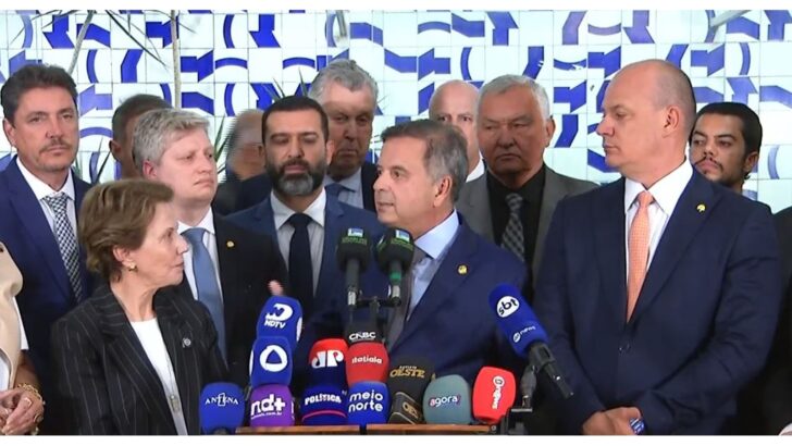 Parlamentares da oposição durante entrevista no Congresso Nacional