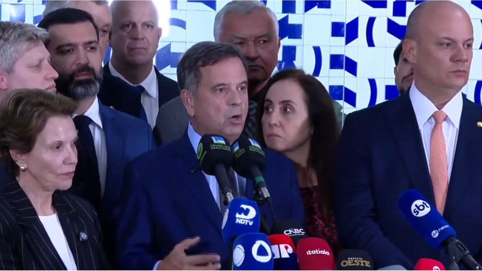 Parlamentares da oposição reunidos para falar sobre Alexandre de Moraes