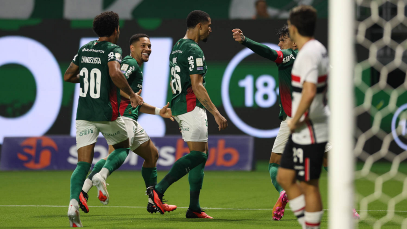 Jogadores de Palmeiras e São Paulo disputam a bola em partida do Campeonato Brasileiro