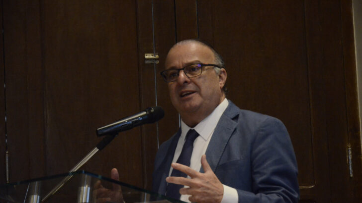 Prefeito de Natal, Paulinho Freire, discursando em evento