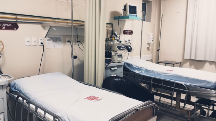 quarto de hospital vazio equipado com duas camas