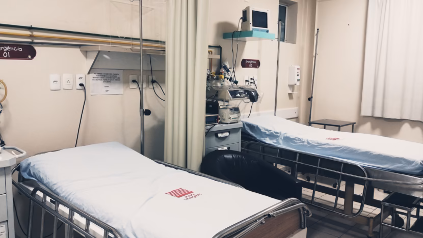 quarto de hospital vazio equipado com duas camas