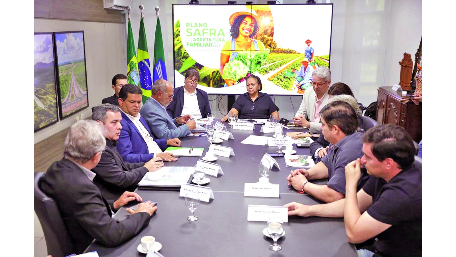 Representantes reunidos diante do painel do Plano Safra
