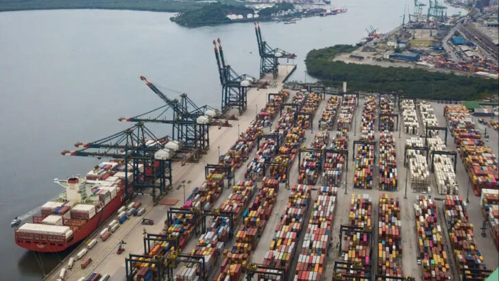 Contêineres e navio no Porto de Santos