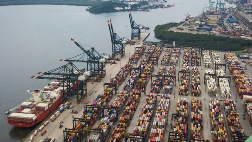 Contêineres e navio no Porto de Santos