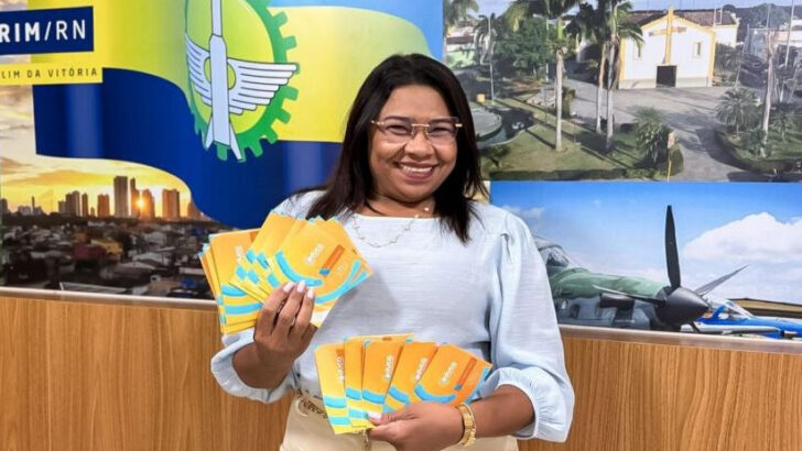 Prefeita de Parnamirim, Nilda Cruz, segurando os cartões do programa Cartão Educa