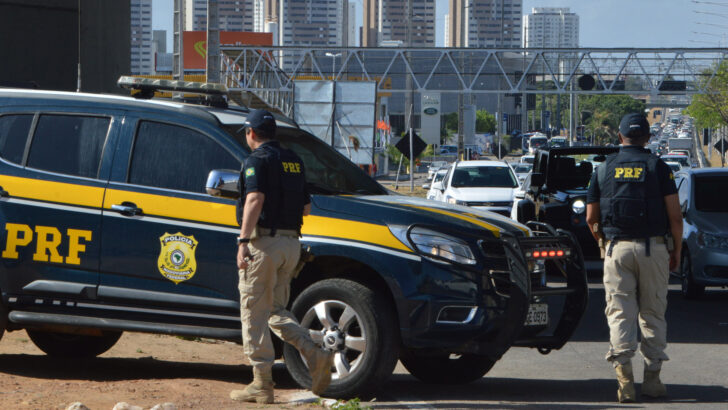Viatura da Polícia Rodoviária Federal em fiscalização na BR-101
