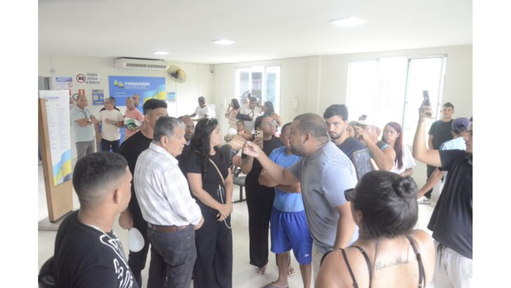 Familiares e amigos de Arthur Kevin em protesto na Prefeitura de Parnamirim